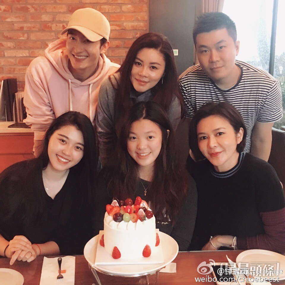 鍾鎮濤的女兒鍾嘉晴(前中)21歲生日時,曾貼合照感謝繼母范姜。