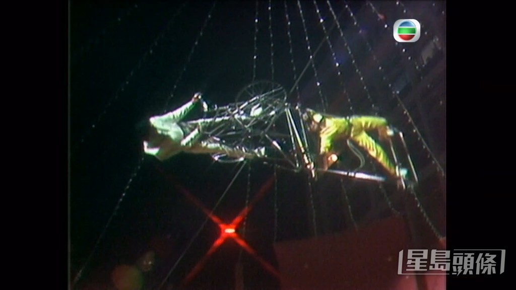 【1981年】鄭少秋與楊盼盼一同表演,鄭少秋在鋼線踩單車,楊盼盼則在下面做不同動作,之後兩人更來個360度旋轉!