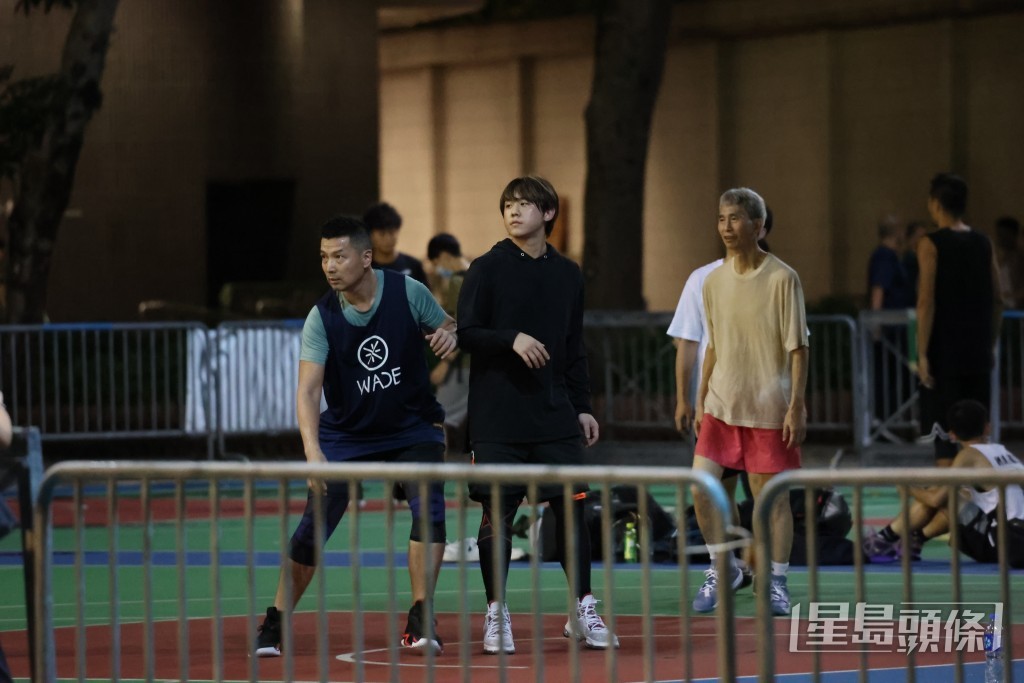 到深夜才外出喪做運動，望早日回復狀態見人。