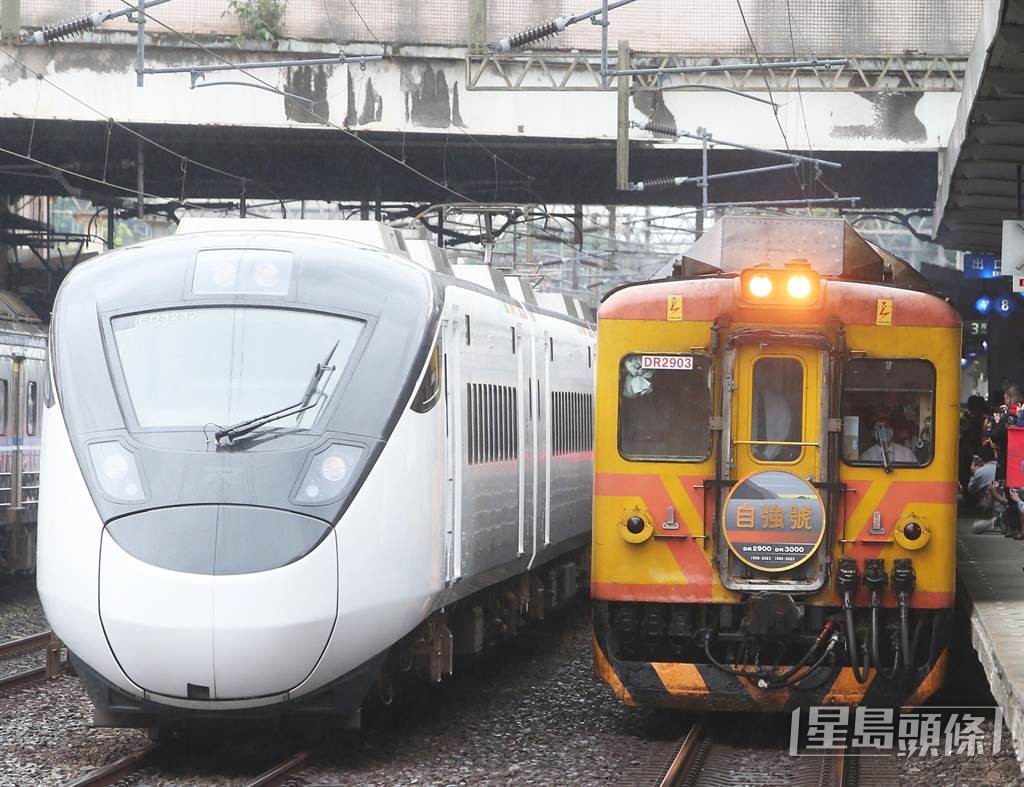 運輸任務交棒給EMU3000型新自強號(左)。中時