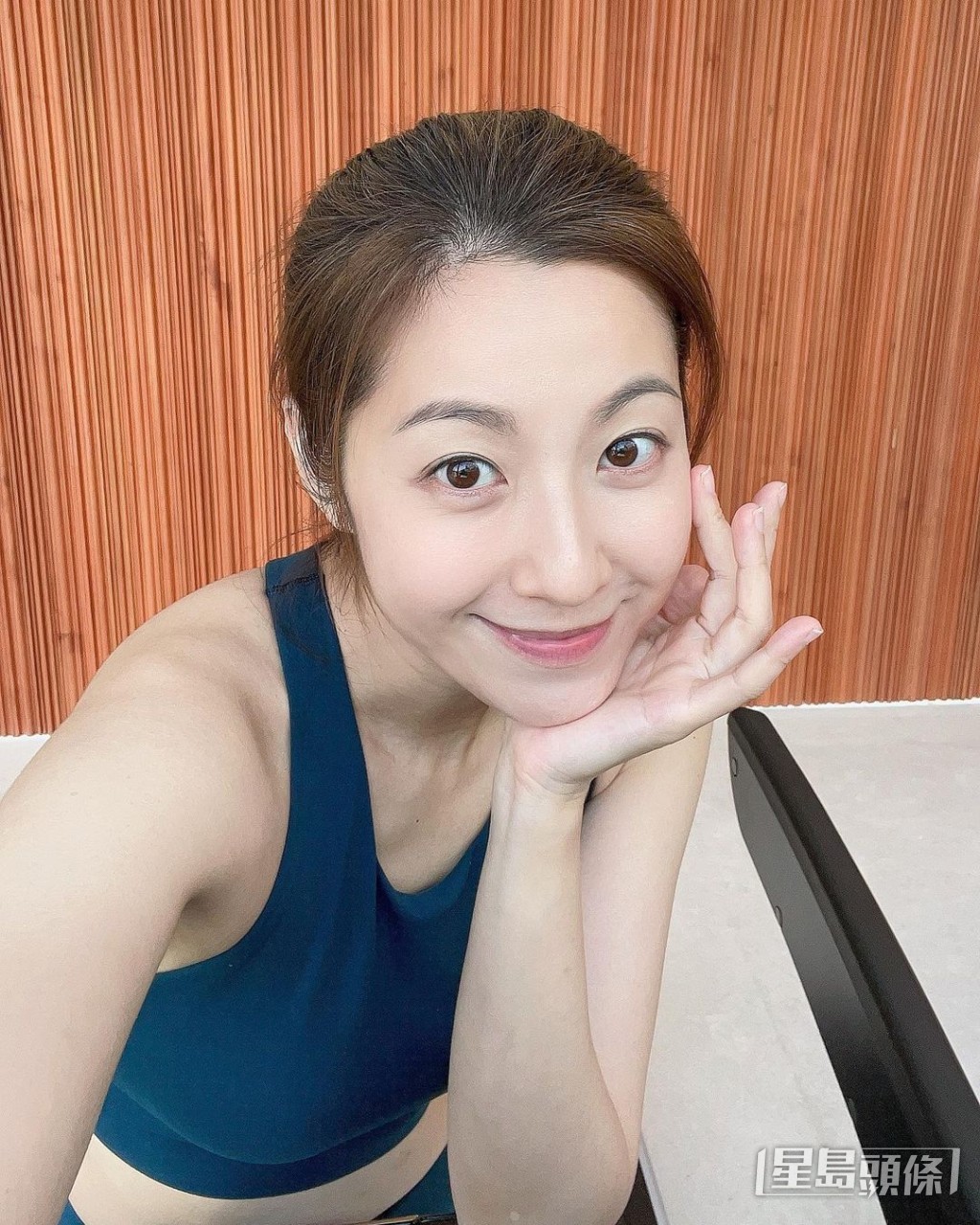 陈自瑶昨晚贴出跑步的淡妆相，皮肤妆态极好！