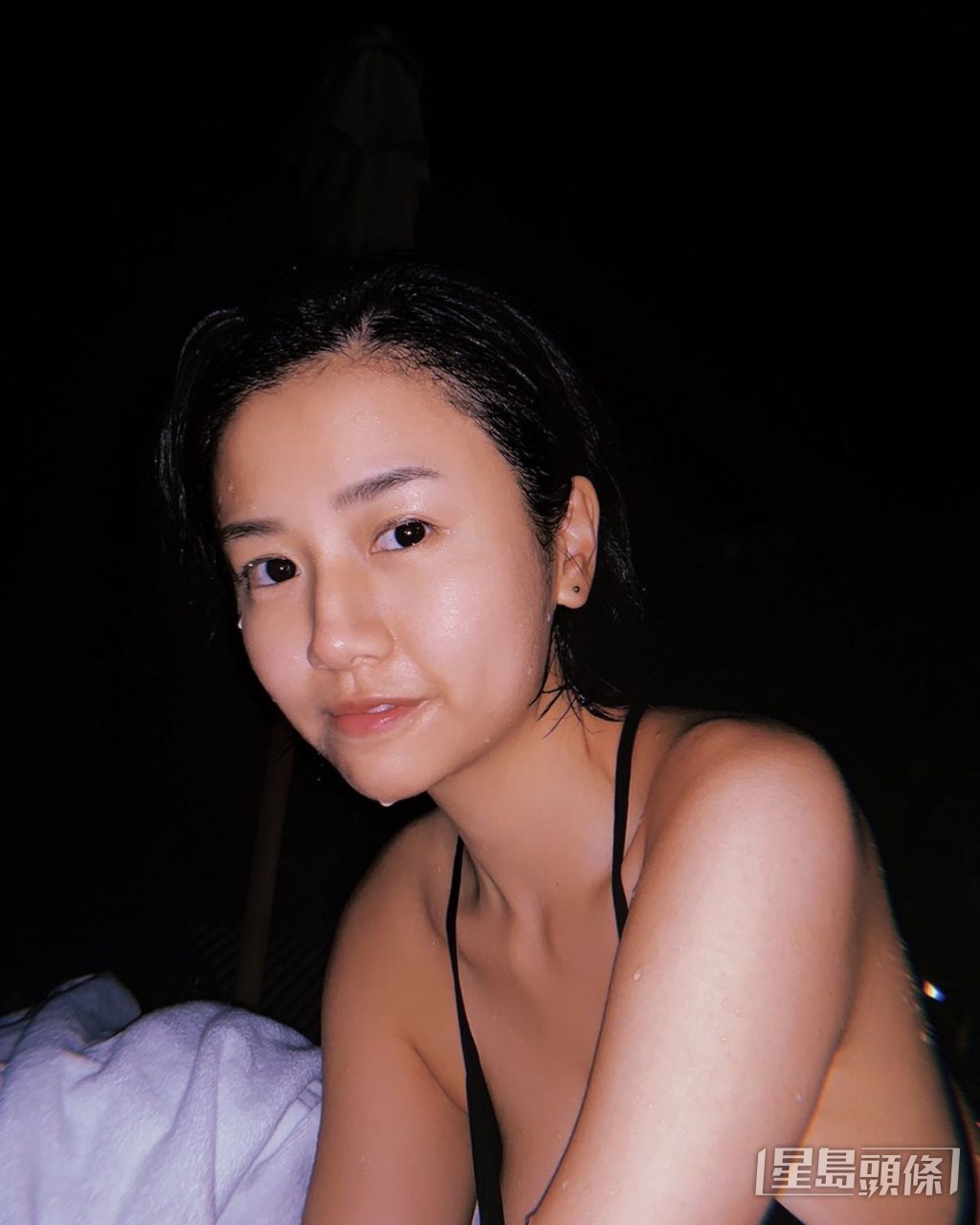 即使用手臂遮住,都掩蓋唔到楊偲泳一副好身材。
