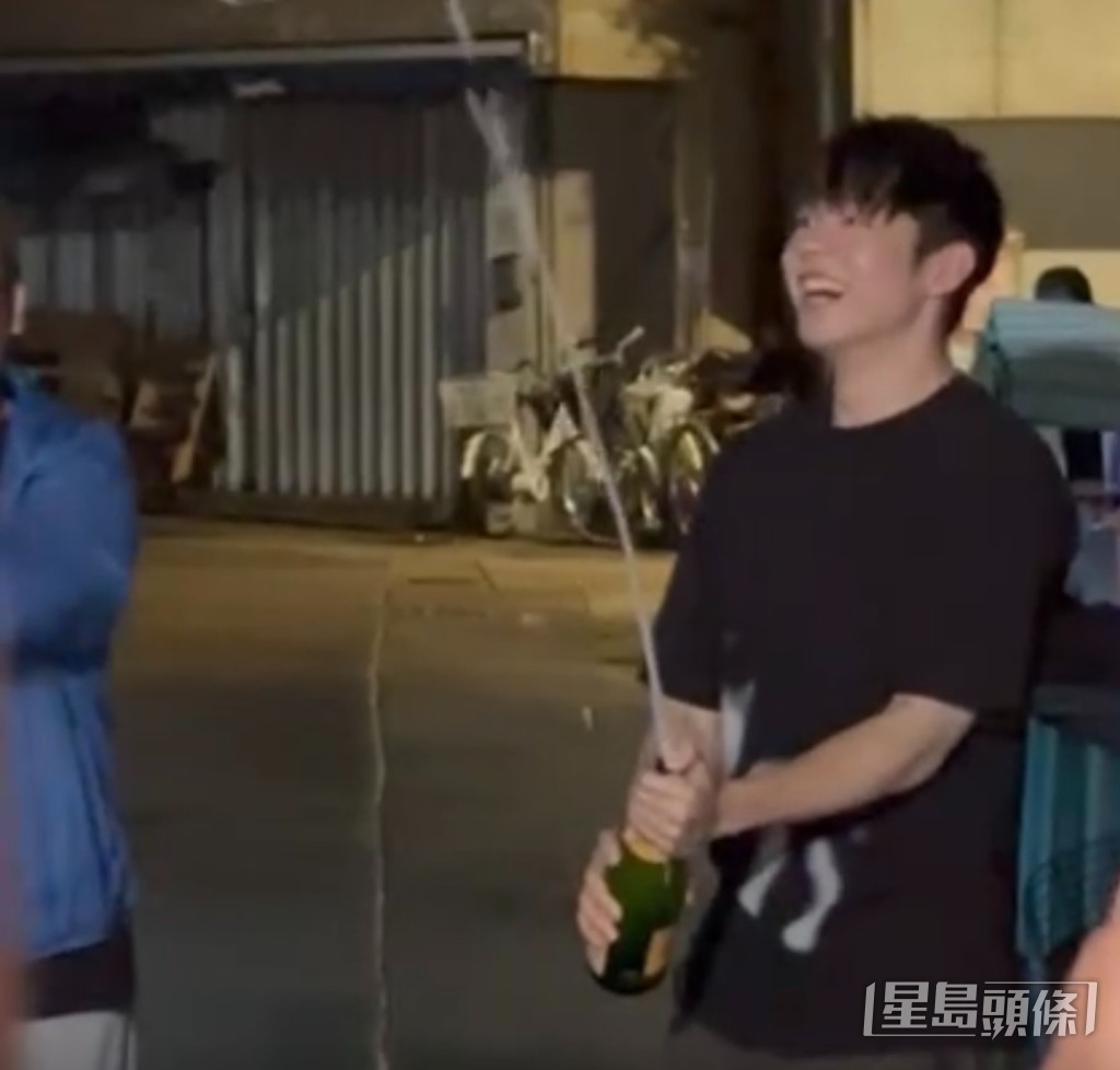 Ian煞料后，兴奋地开香槟庆祝。