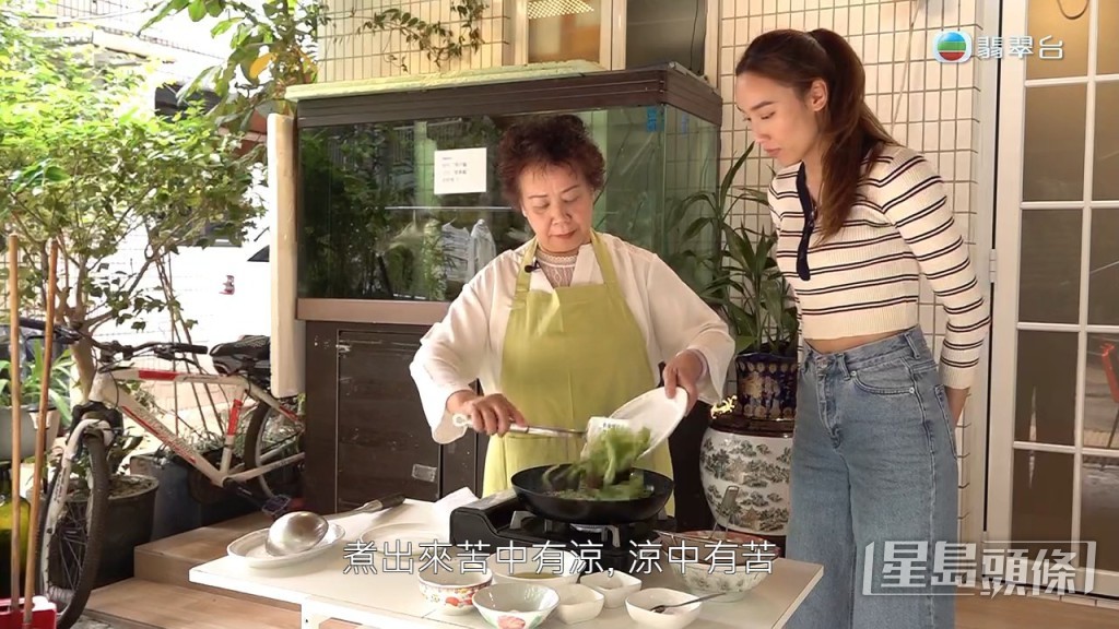 然後再將兩份苦瓜一齊炒,煮出來苦中有涼、涼中有苦,才是真正的「苦瓜炒涼瓜」!