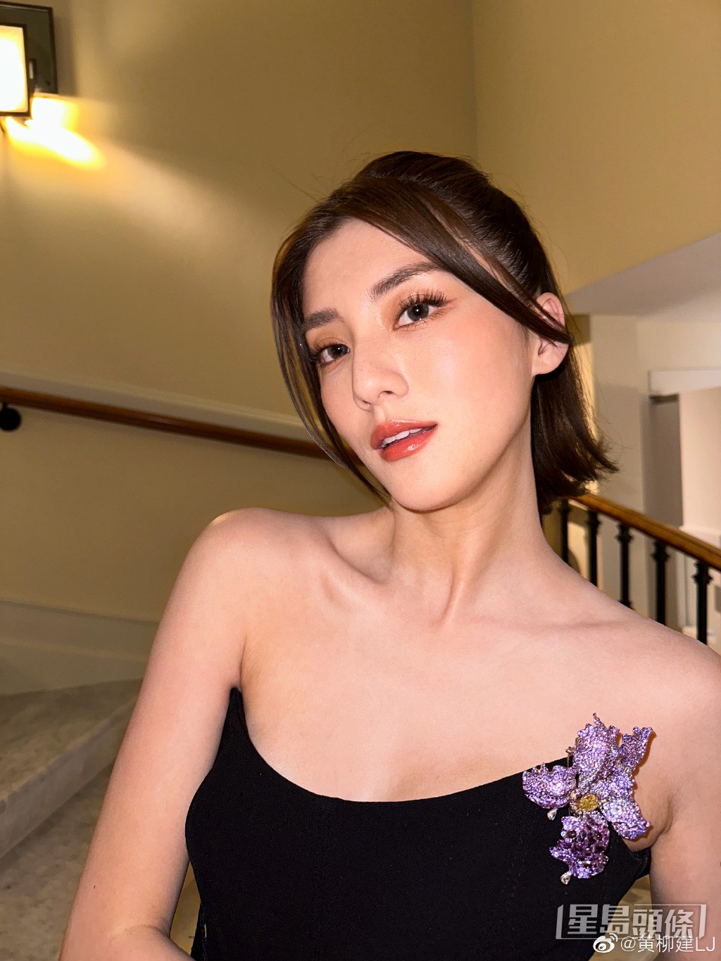 工作人员贴出吴千语另一辑低胸礼服照。