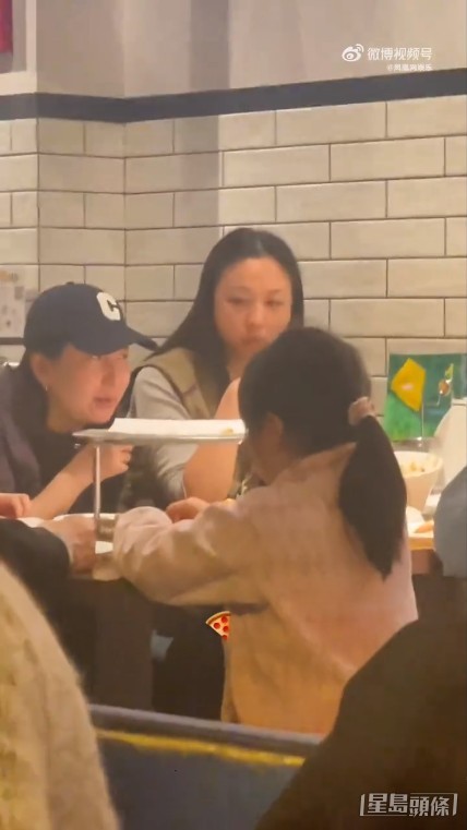 同行的疑似是內地歌手孫楠前妻買紅妹（左）。