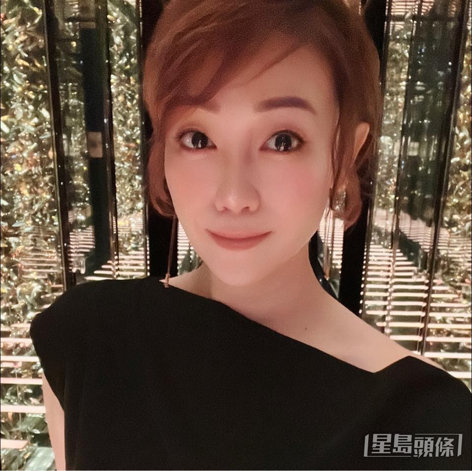 何慕詩畢業於美國波士頓大學傳播學院，加入亞視後主力在主持界發展。