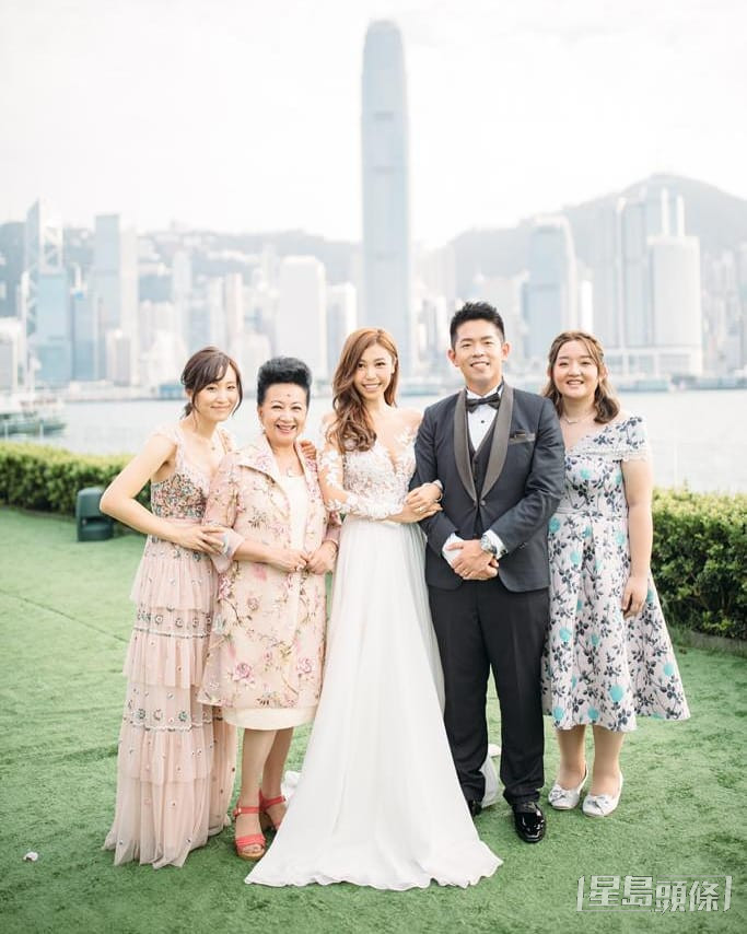 薛家燕囝囝石耀庭在2018年娶老婆Zoe。