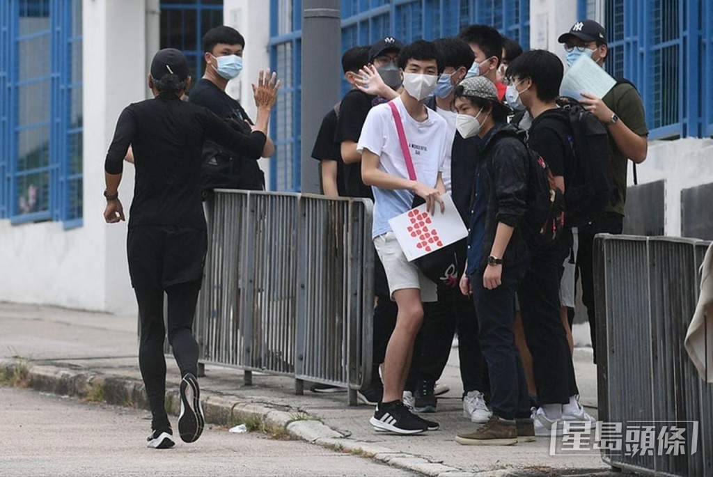 早前全港中六學生要考DSE，周潤發跑步時路經考場都為路旁的學生打氣。（網上圖片）