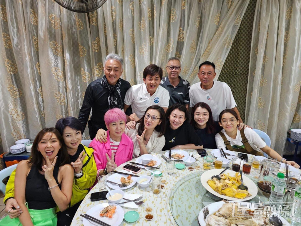 前TVB藝人崔加寶（前左三）及鍾淑慧（前左四）等亦有出席飯局。