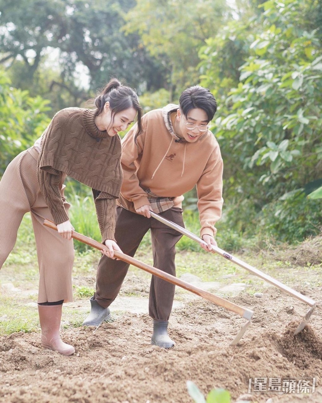 近年成日孖住做節目。