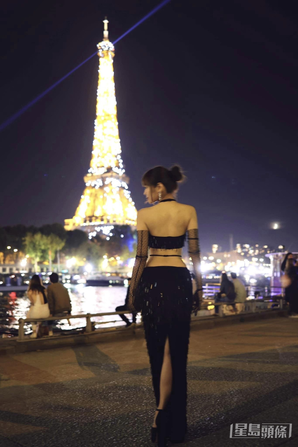 簡幗儀早前着上自己設計的性感晚裝遊巴黎。