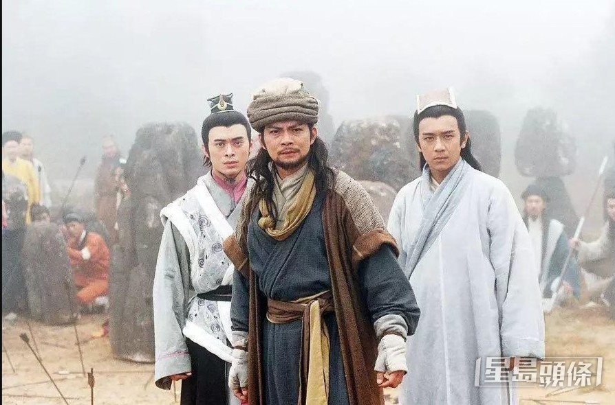 如今三人已年过半百。