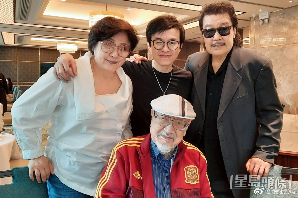 黃淑儀與麥振鴻（後中）好熟。