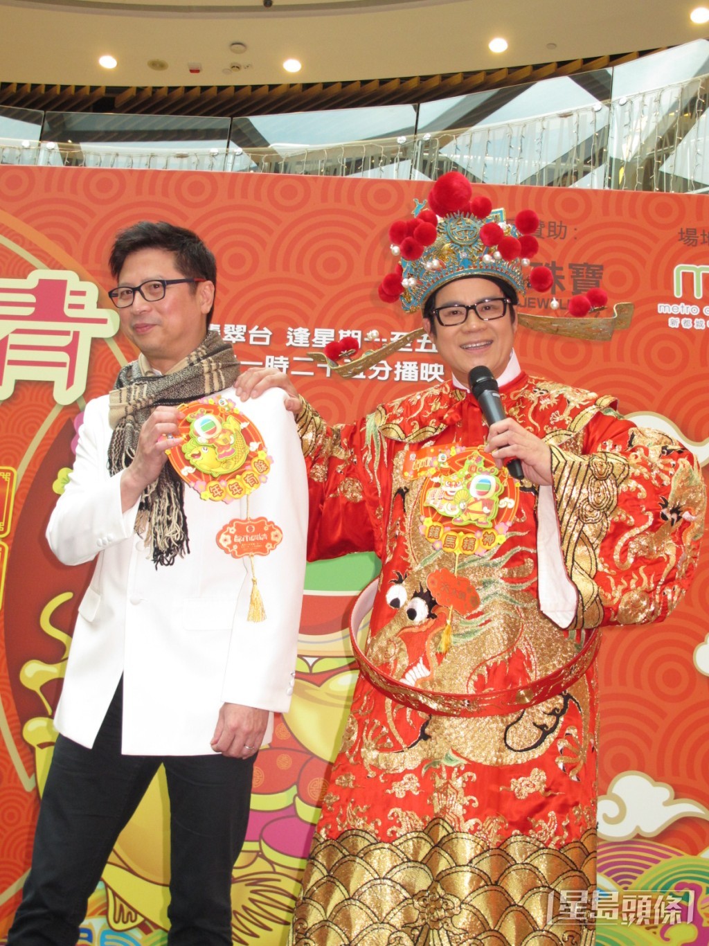 身為「大王」的安德尊差不多每年新年都會扮財神！