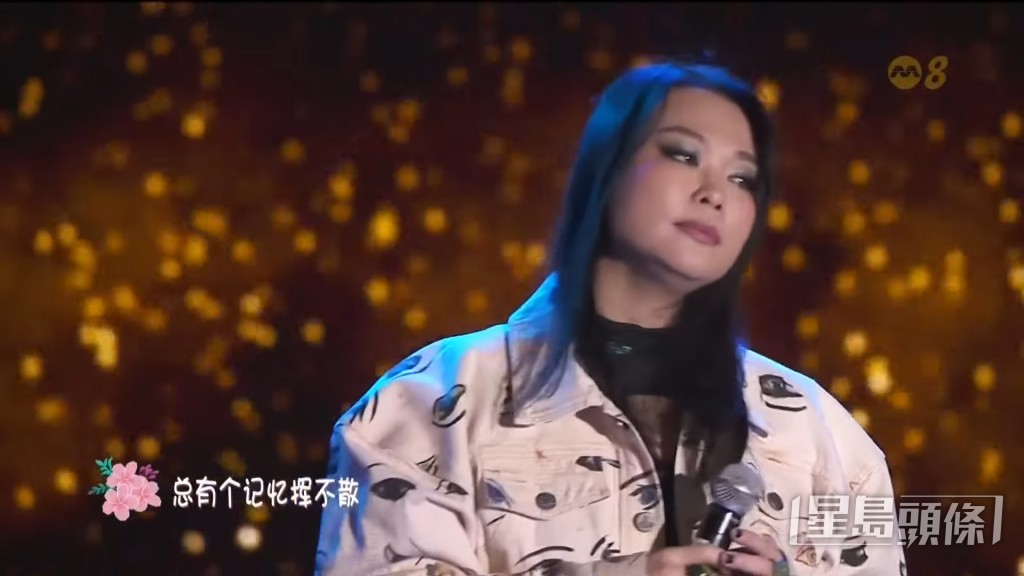 許美靜仲有雙下巴。