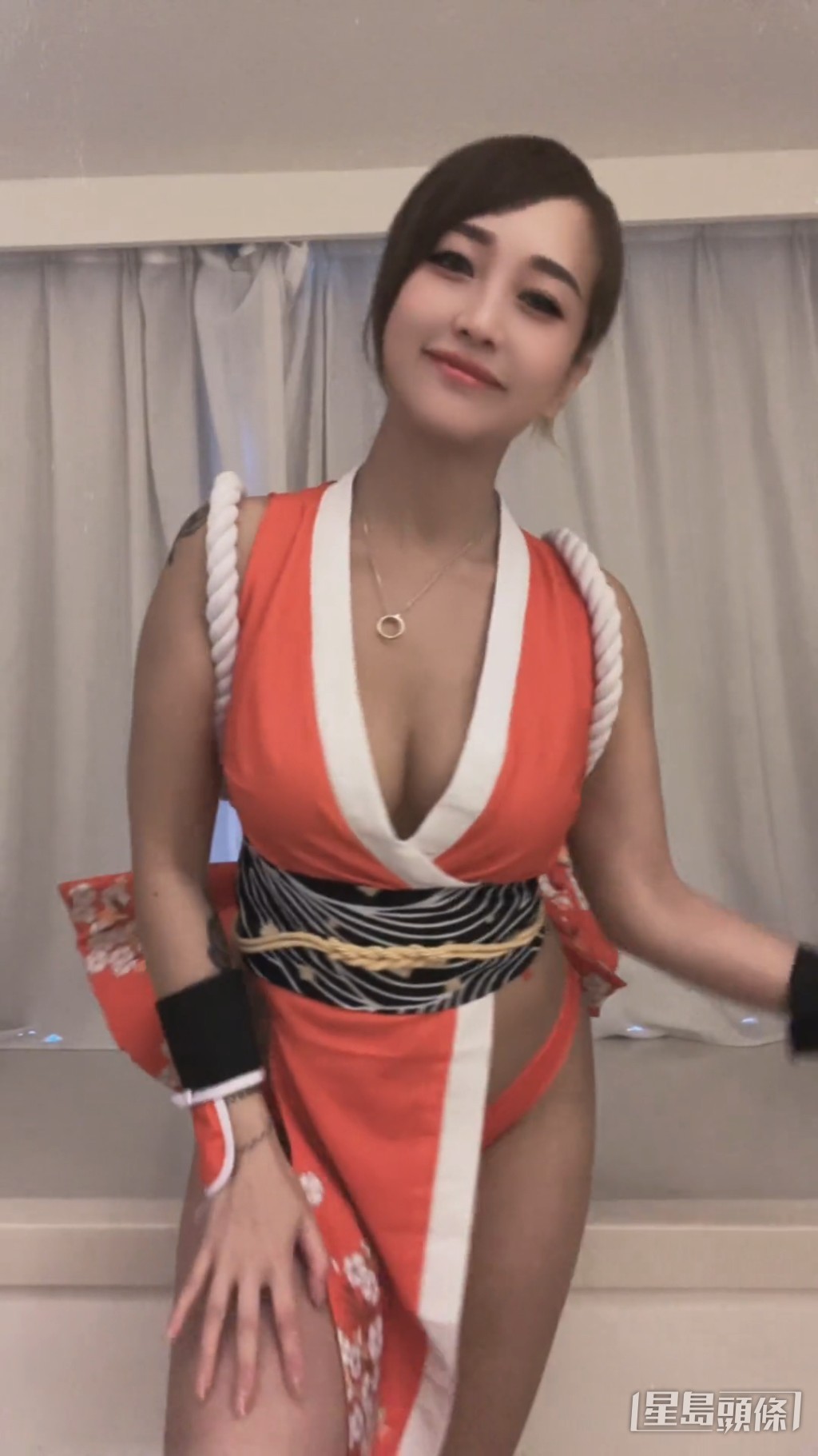 Deep V上陣大騷酥胸!