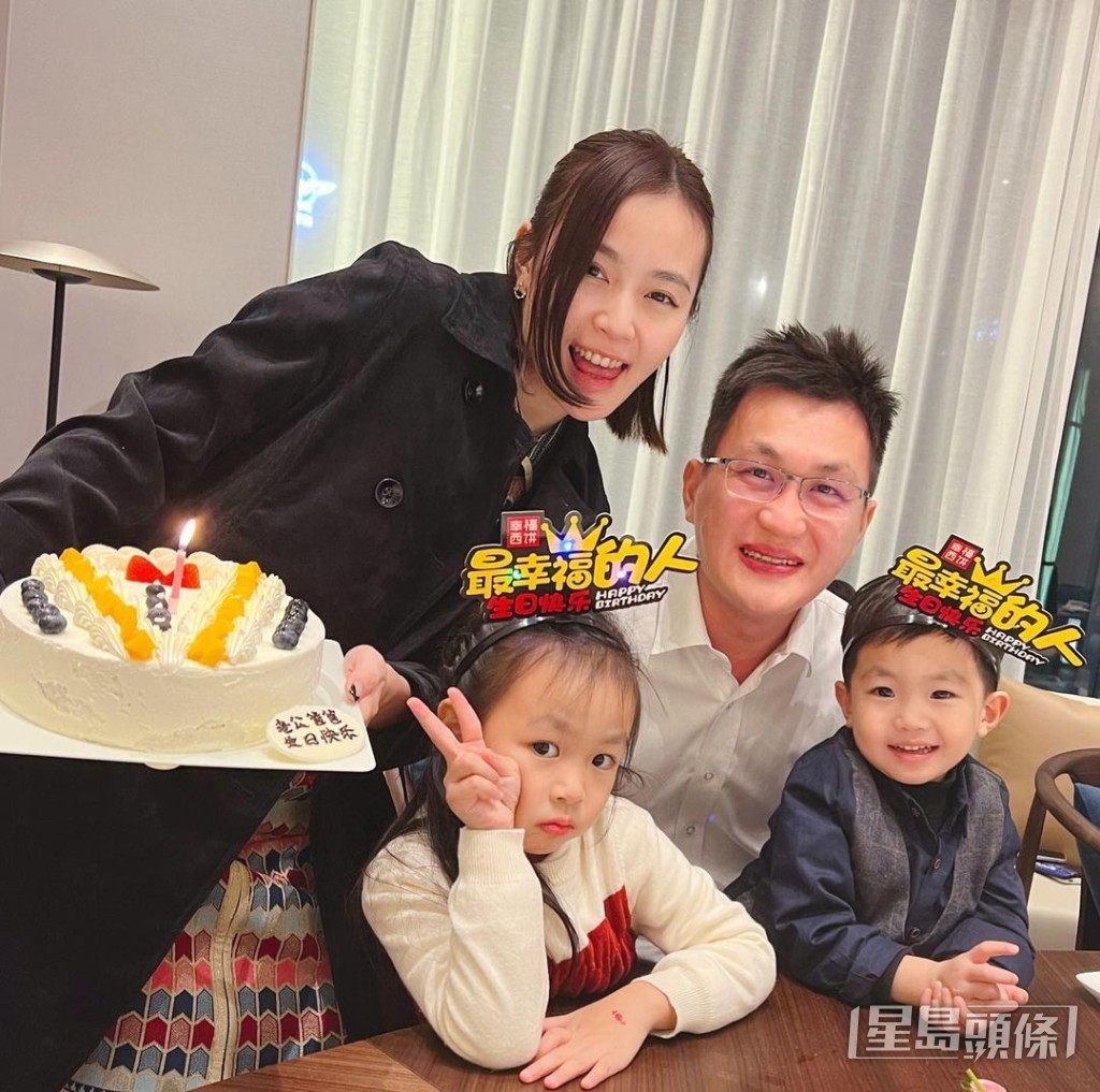 一家四口好幸福。