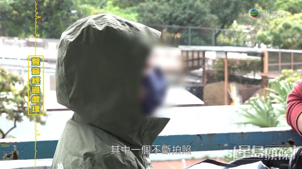 當時有兩個員工前來事發地點，其中一個拍照作紀錄，另一人則拿着急救箱。