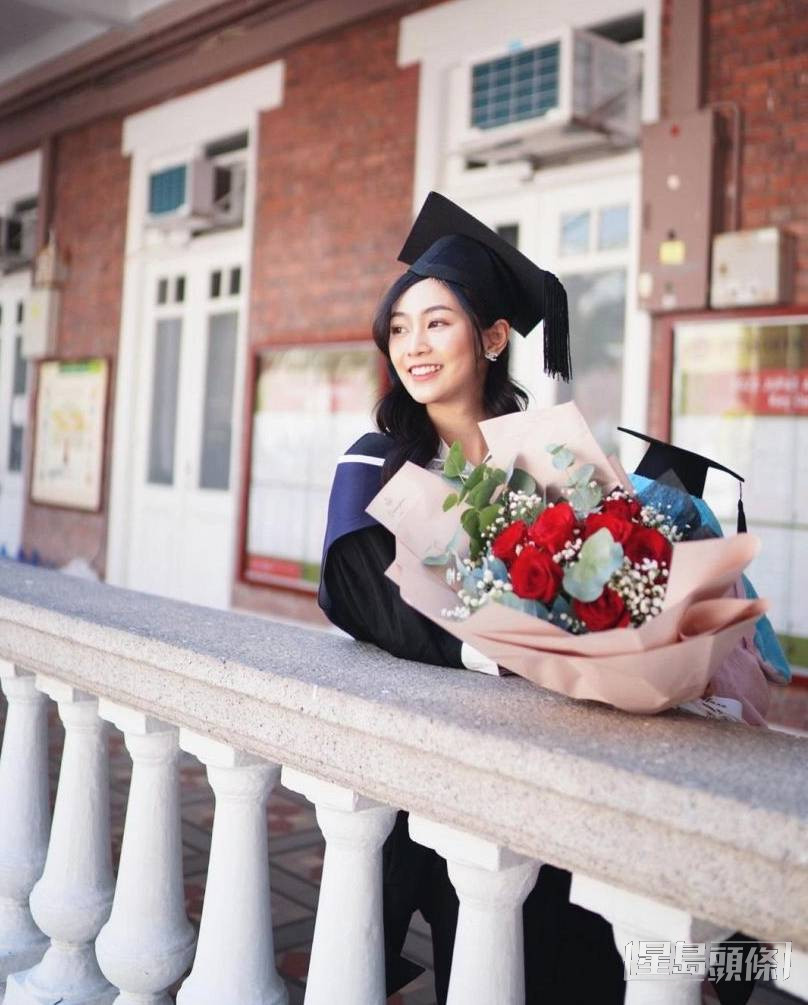郭柏妍升讀香港高等教育科技學院的食品安全學科，取得香港大學食物安全管理碩士。