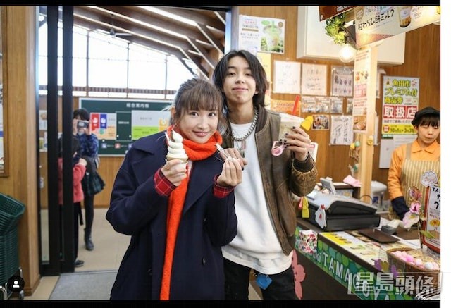YOSHI與35歲失婚女星紗榮子發展相差16年「母子戀」。