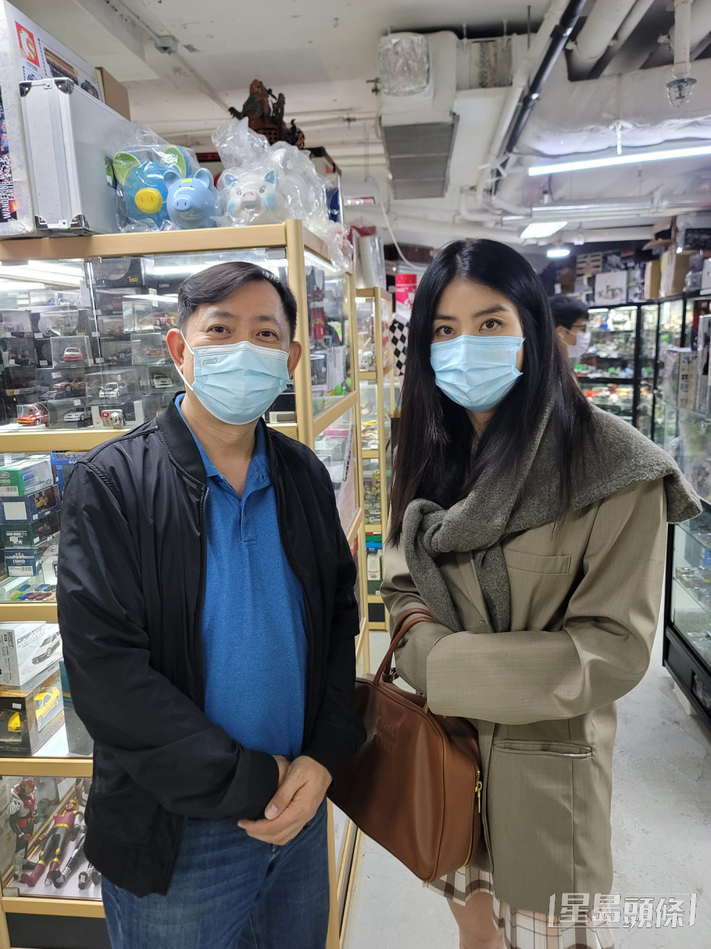 陈慧琳早前行玩具店被网民野生捕获，在网民镜头下亦完美冻龄。（图片来源：FB@TOY ZONE HK）