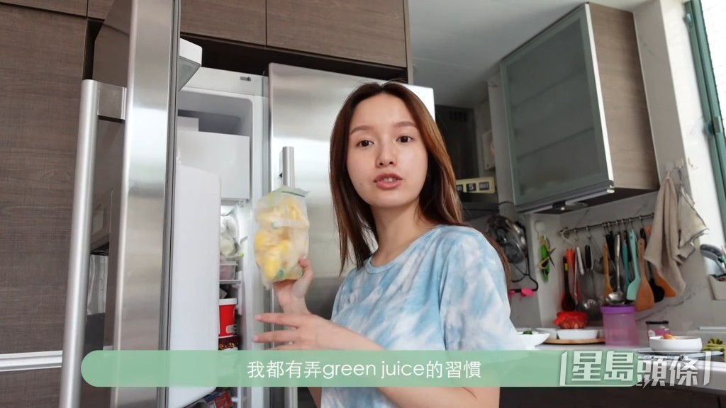 廚房有個對門式雪櫃。