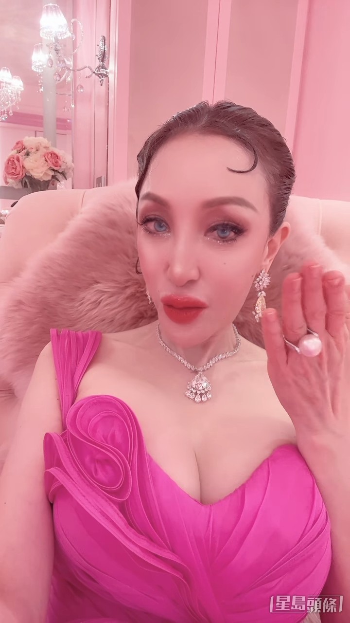 薛芷倫表現風騷。