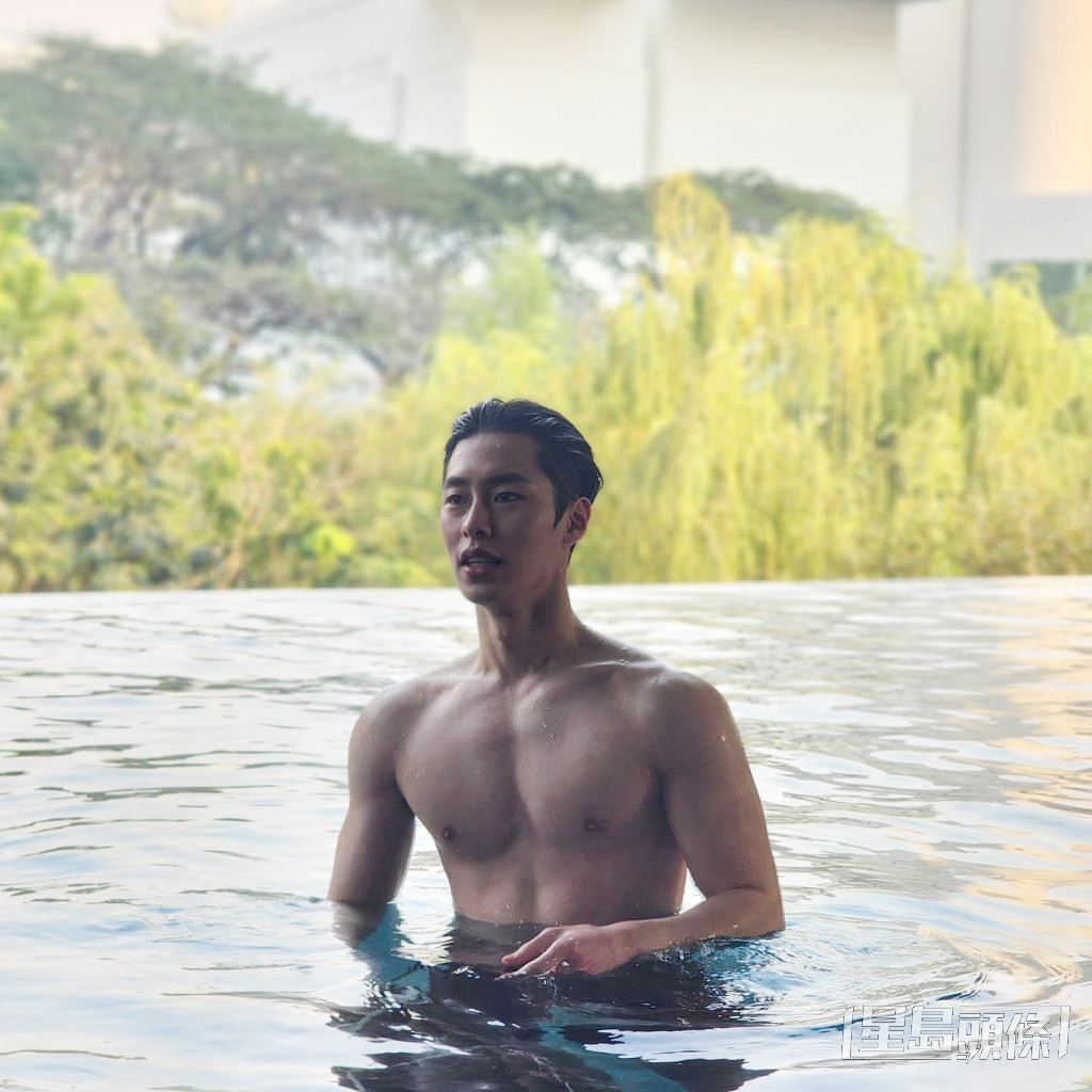 李宰旭遊泰國期間騷肌暢泳。