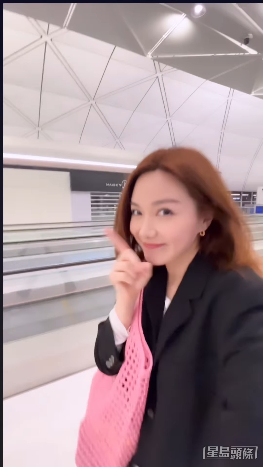 雖然未婚夫馬國明未有陪伴,但可以旅遊依然興奮。