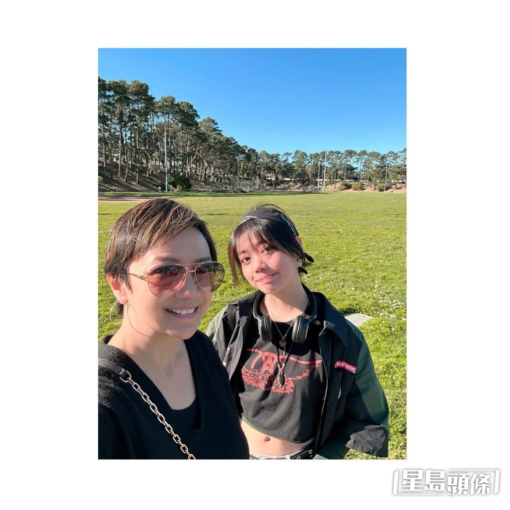 楊婉儀年三十晚分享與女兒合照。