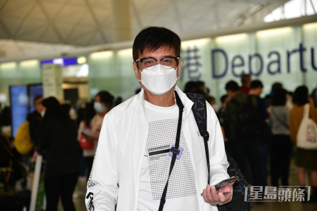 嘉玲兒子黃栢文今日亦現身機場，出發到泰國送別母親。  ​