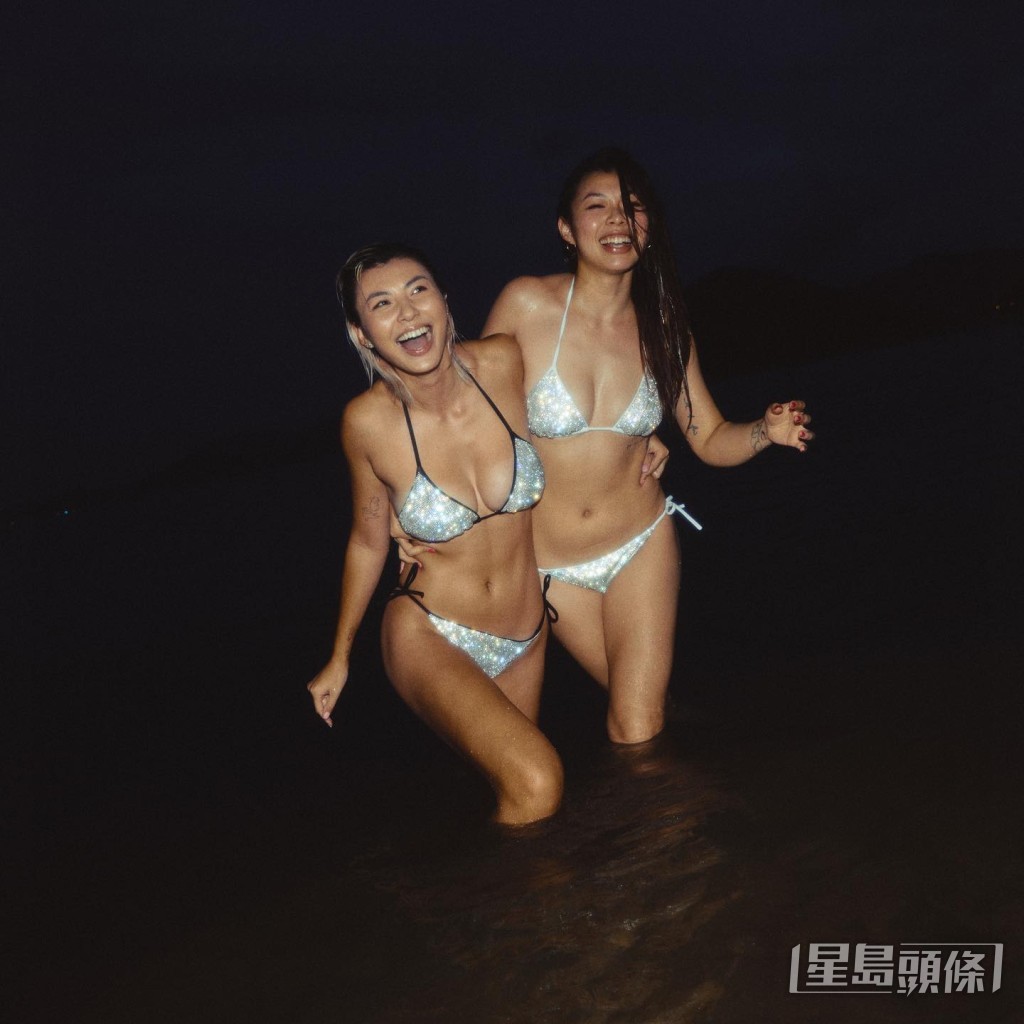 两姊妹一齐晒“最强Body”。