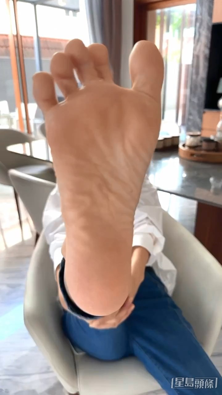 宣萱晒脚足足六次。  ​