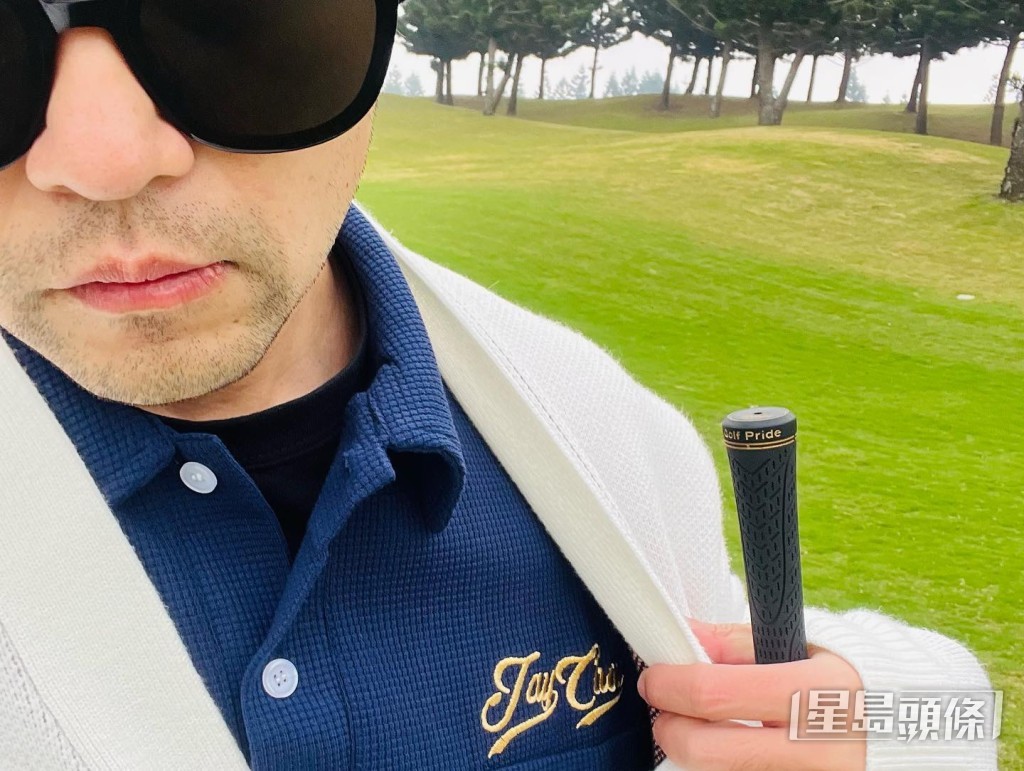 周杰伦展示绣上“Jay Chou”的polo衫。