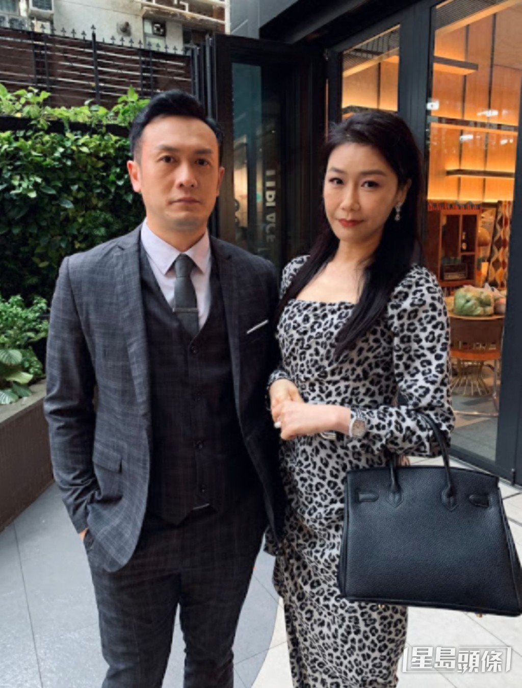 在《極度俏郎君》中,Aaron是張慧儀助手「MBA」。