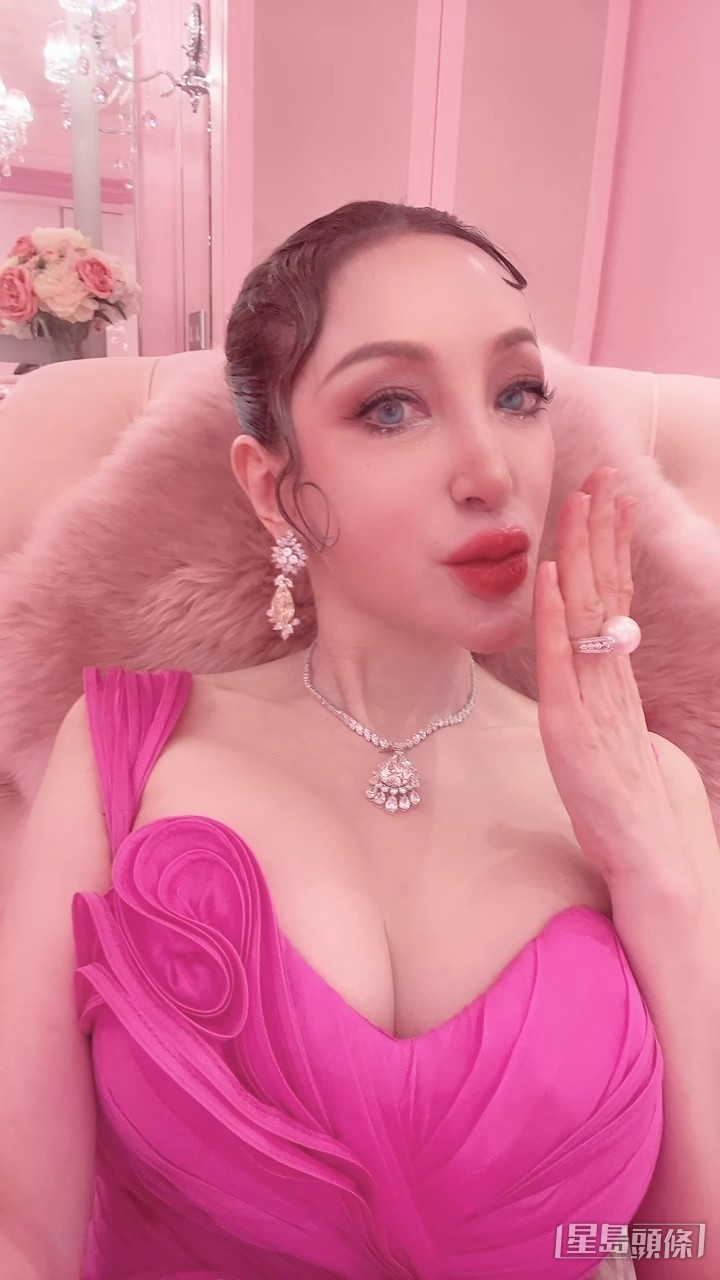 薛芷倫戴上彩妝隱形眼鏡。