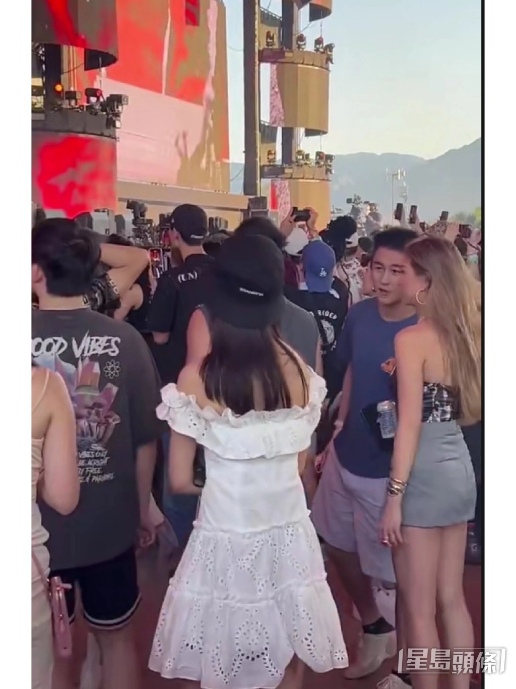 何猷君与女友人言笑甚欢。