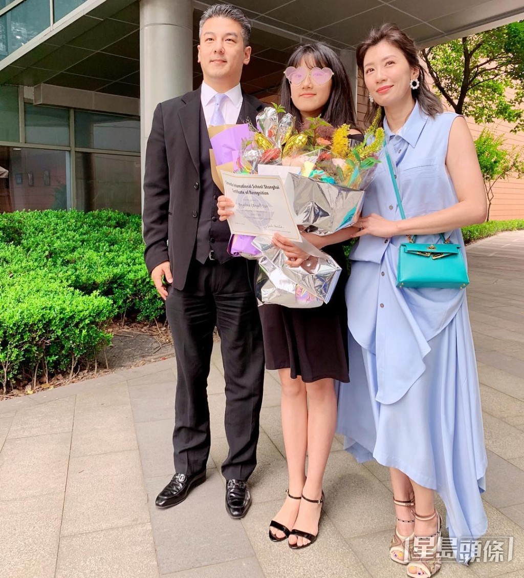 贾静雯与前夫孙志浩所生的梧桐妹(Angel)因为在上海读书,跟着爸爸一起住在上海,在女儿毕业那天,贾静雯与前夫孙志浩同框合照,只为宝贝女儿梧桐妹:“谢谢我的过去造就我现在有的知足美好生活。人生