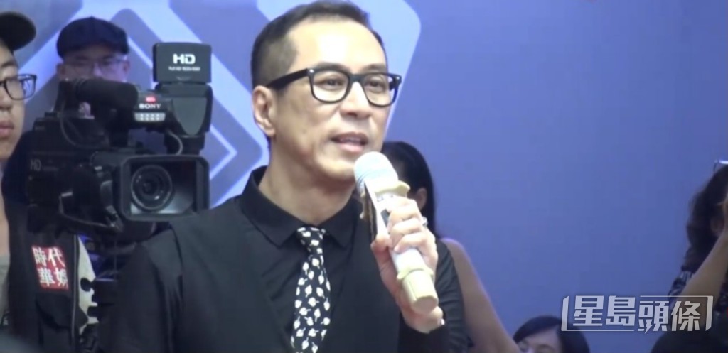 最近流傳的照片，也是當時記者會的截圖。