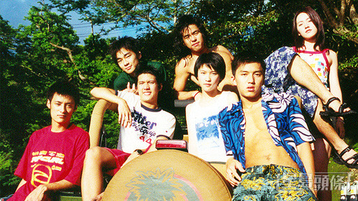 蒋祖曼（右三）2001年已出道，当年得15岁，与袁伟豪及余文乐等人拍摄《Y2K+01》。。