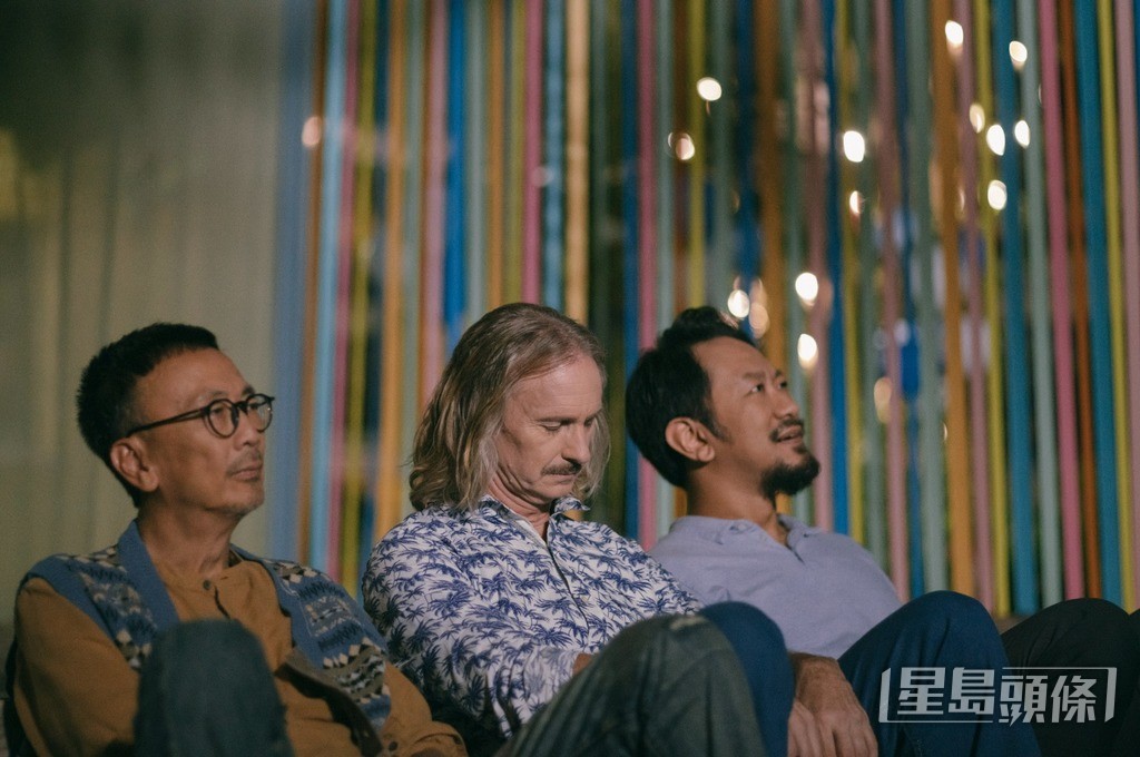 在夜空之下，東尼在笑談之間悄悄閉起眼睛，離開人世。