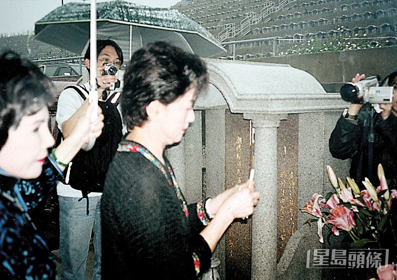 當年祥哥離世彼,曾爆出「搶屍事件」,祥嫂又仔女禁止到靈堂拜祭,祥嫂更形容鄧兆尊等仔女是「紅衛兵」。
