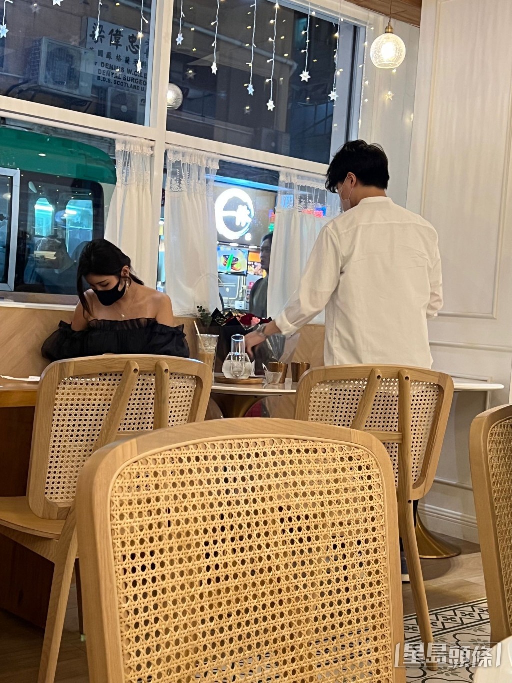 兩人坐了一個鐘,斯文男埋單後攞埋花,等埋Shirley戴返口罩離開。