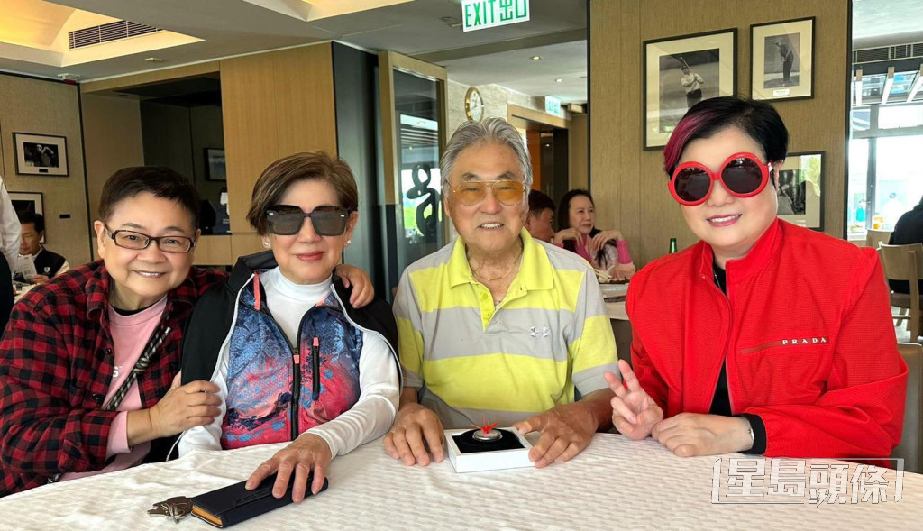 汪曼玲（左）昨日貼出與凌波（左二）、金漢及陳淑芬相聚的照片。