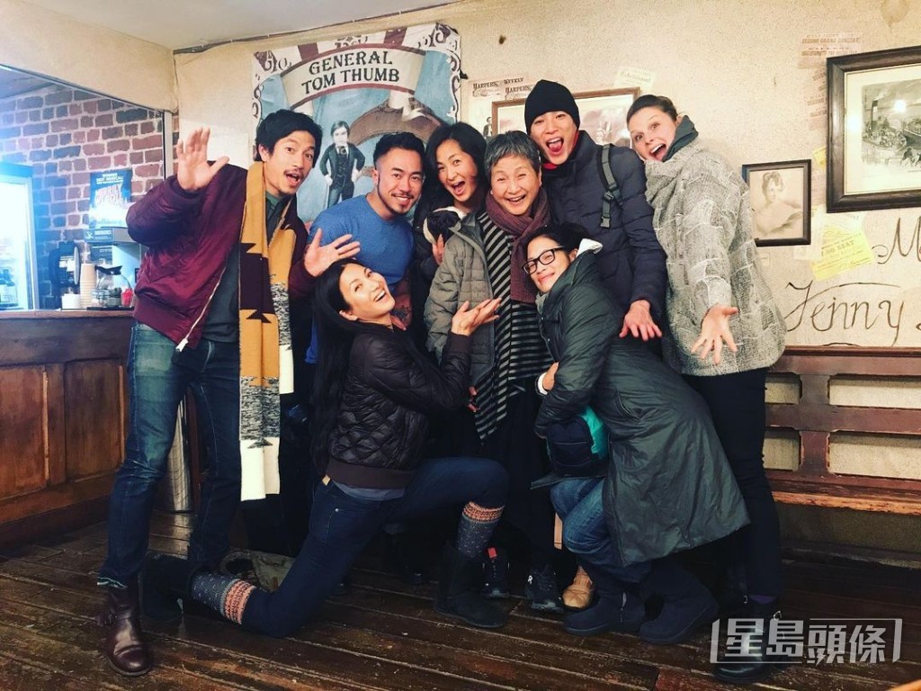 鄭佩佩與幾名兒女十分和諧。