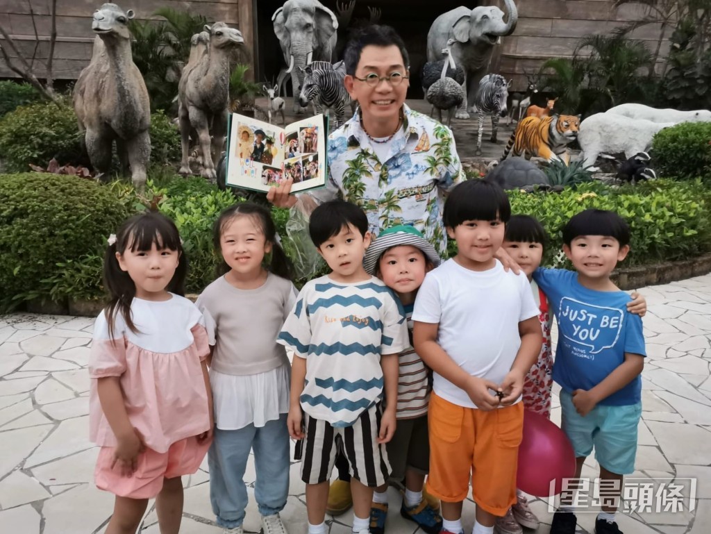 袁富華在劇界頗有成就,曾奪香港舞台劇獎「最佳男配角(喜/鬧)」。