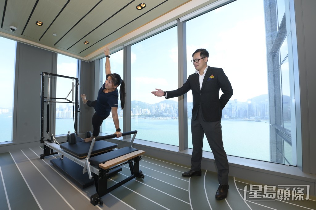 旗艦中心擁270度維港景致，並設有多項健康設施。