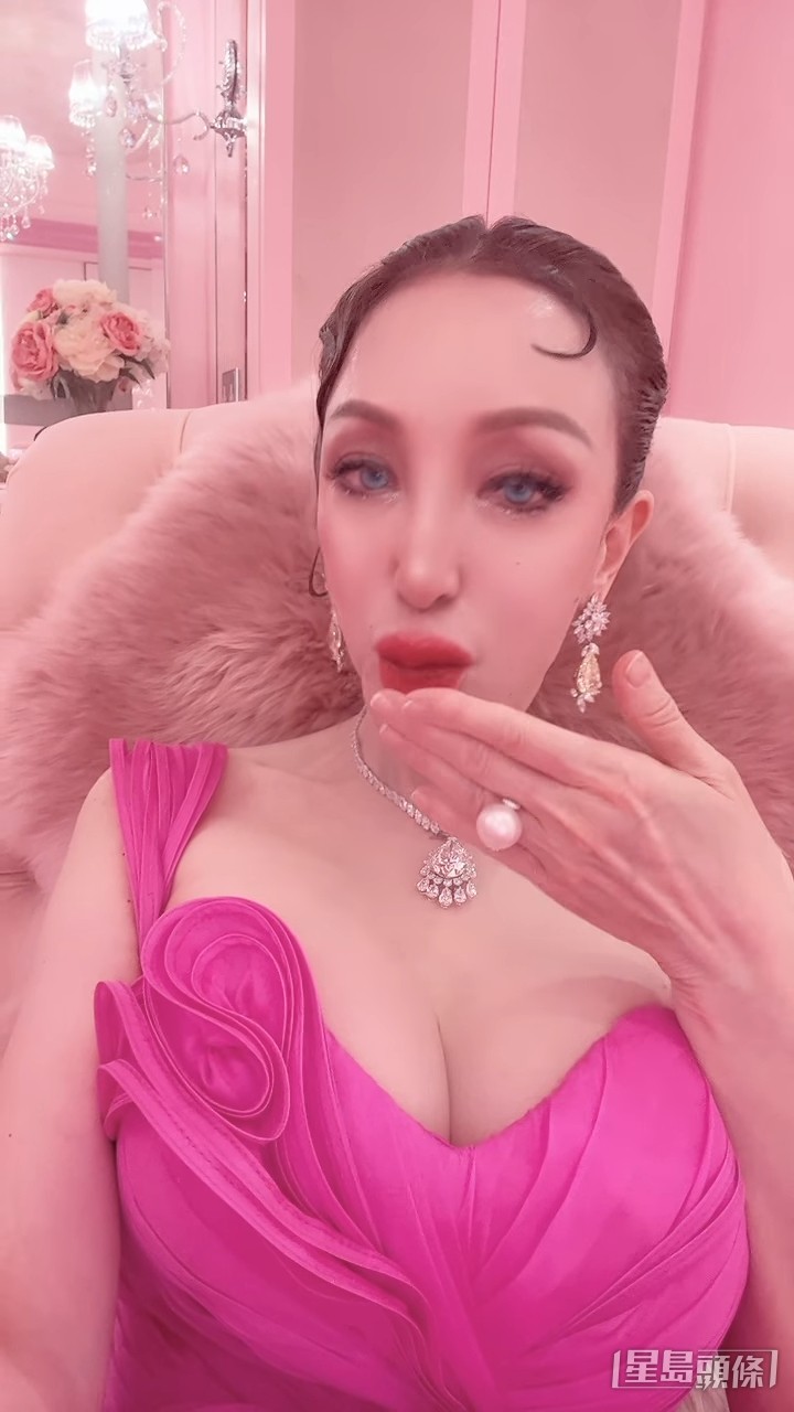 薛芷倫對鏡頭送飛吻。 