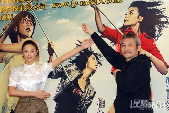 徐克(右)与张雨绮(左)到广州为电影《女人不坏》